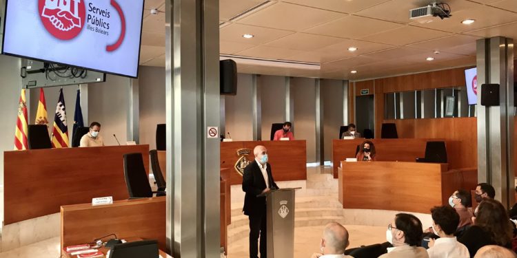 Un momento de la intervención del conseller Vicent Roig en el acto.