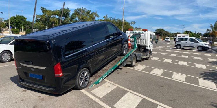 Imagen de archivo de una VTC irregular inmovilizada por el Consell.