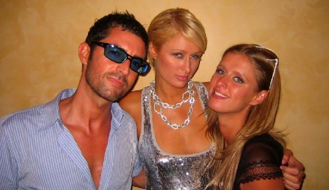 Villena y las hermanas Hilton hace más de 10 años. Foto: promotionstocksecrets.com