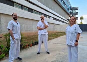 Equipo de la Unidad de Patología dual. De izquierda a derecha, Javier Moreno, enfermero, Álvaro Palma, psiquiatra y Verónica Salomoni, terapeuta ocupacional.