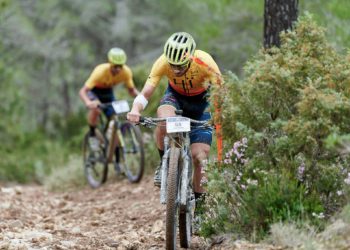 Dura primera etapa de la Vuelta tras la cronometrada de la mañana. Fotos: Jon Izeta
