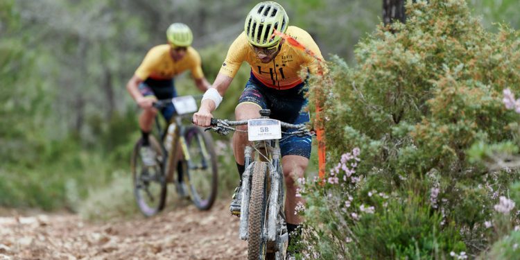 Dura primera etapa de la Vuelta tras la cronometrada de la mañana. Fotos: Jon Izeta