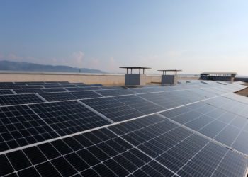 Instalación fotovoltaica sobre un edificio.