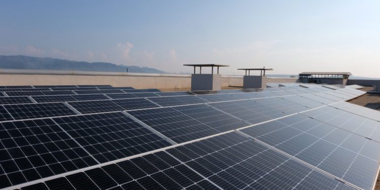 Instalación fotovoltaica sobre un edificio.