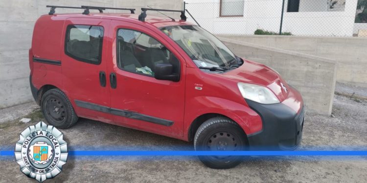 Imagen del vehículo interceptado por la Policía Local de Sant Josep.
