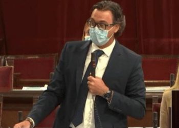Toni Costa interviene en el Parlament.
