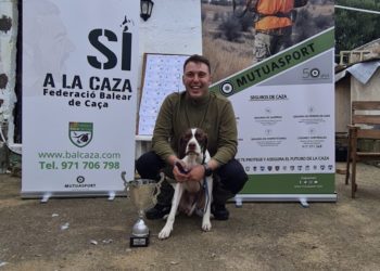 Joan Ferrer amb el seu premi i el seu ca. Imatge cedida per Joan Ferrer.