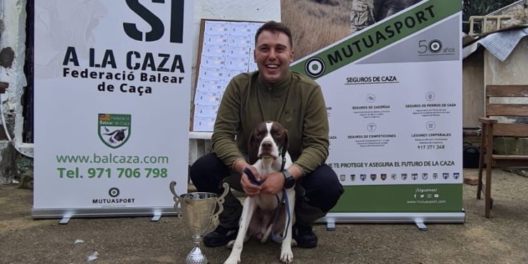 Joan Ferrer amb el seu premi i el seu ca. Imatge cedida per Joan Ferrer.