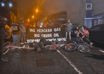 Los activistas de Ibiza se tumbaron en el suelo encadenados a sus bicicletas, en una imagen de la organización Glasgow Calls Out Polluters que les apoyó.