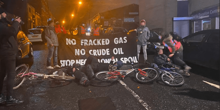 Los activistas de Ibiza se tumbaron en el suelo encadenados a sus bicicletas, en una imagen de la organización Glasgow Calls Out Polluters que les apoyó.