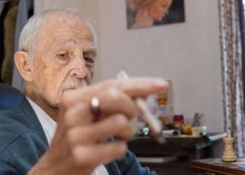 Antonio Escohotado en Ibiza en sus últimos años durante una entrevista con Ricardo F. Colmenero. Foto: Germán G. Lama