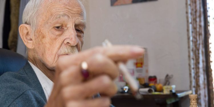 Antonio Escohotado en Ibiza en sus últimos años durante una entrevista con Ricardo F. Colmenero. Foto: Germán G. Lama