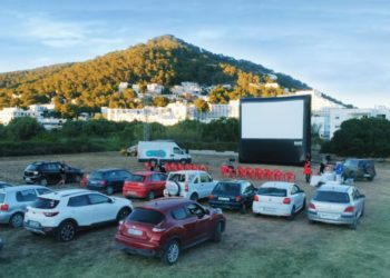 Cine al aire libre en Cala Llonga.