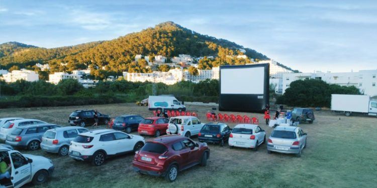 Cine al aire libre en Cala Llonga.