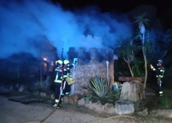 Bomberos actuando en la edificación en una imagen de RàdioIlla