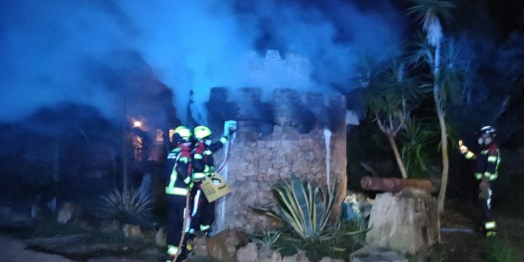 Bomberos actuando en la edificación en una imagen de RàdioIlla
