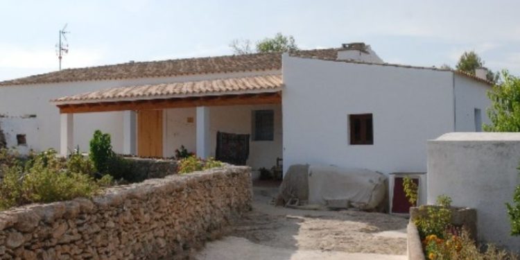 Casa pagesa demolida, en una imagen de RàdioIlla