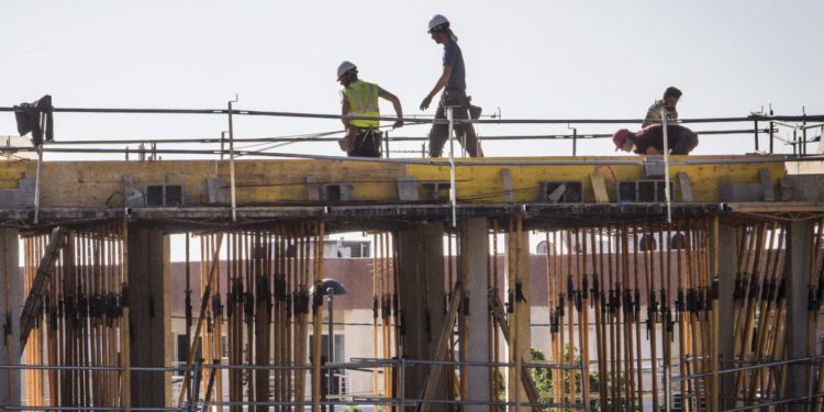 Imagen de archivo de unos trabajadores de la construcción.