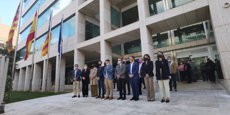 Minuto de silencio en el Consell de Eivissa.