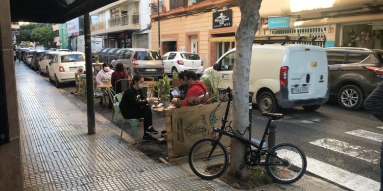 Una terraza en Ibiza. Imagen de archivo.