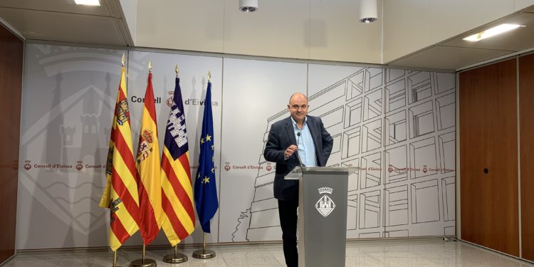 Imagen de archivo del president Vicent Marí en la sede del Consell Insular. Foto: Noudiari.