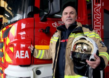 Miguel Sevilla, sargento Jefe de bomberos de Ibiza, junto a uno de los camiones del Parque de Bomberos. Fotografía de Lorena Portero.