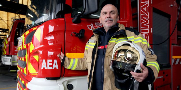 Miguel Sevilla, sargento Jefe de bomberos de Ibiza, junto a uno de los camiones del Parque de Bomberos. Fotografía de Lorena Portero.