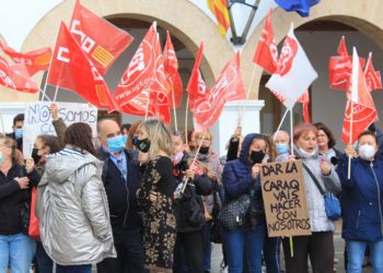 Carmen Ferrer habla con los representantes sindicales a las puertas del Ayuntamiento de Santa Eulària, donde se han concentrado.