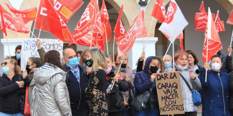 Carmen Ferrer habla con los representantes sindicales a las puertas del Ayuntamiento de Santa Eulària, donde se han concentrado.