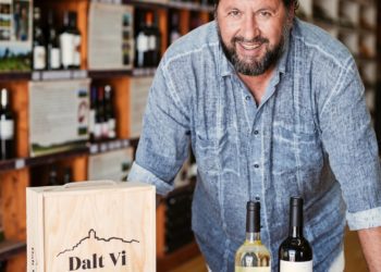 Javier Escandell con vinos de Ibiza en Enotecum. Foto @luanafaillaph