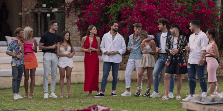 Los concursantes, en la villa de Ibiza donde han pasado la convivencia y las pruebas. Imagen Netflix