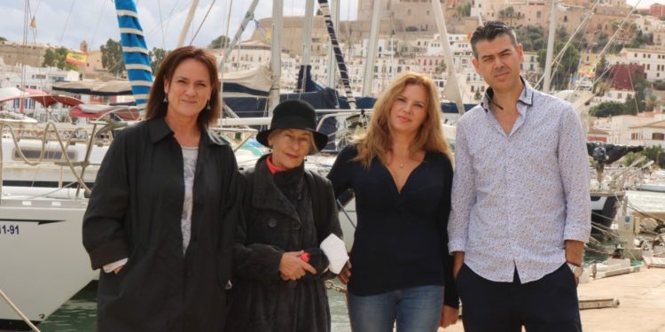 Los cuatro artistas que participan en la muestra Quatre mirades: de izquierda a derecha Diana Bustamante, Rita Bretones, Cristina Ferrer y Miguel Ángel García.