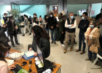 Silvia Hernández presenta las firmas en presencia de Vicent Roig y Javier Torres.