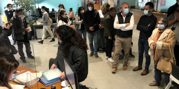 Silvia Hernández presenta las firmas en presencia de Vicent Roig y Javier Torres.