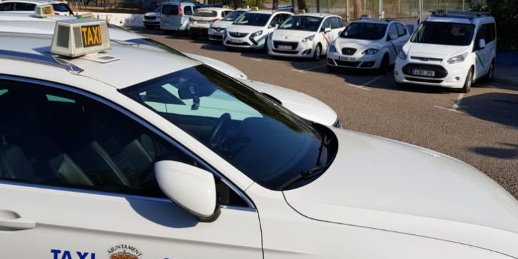 Imagen de archivo de taxis de Ibiza.