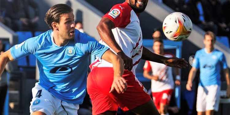 Goldar, a la izquierda, en un partido con la UD Ibiza. Foto: LaLiga