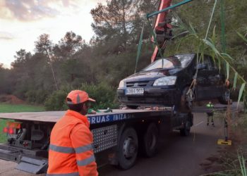 Imagen de la recogida del vehículo accidentado.