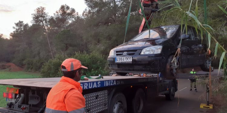 Imagen de la recogida del vehículo accidentado.