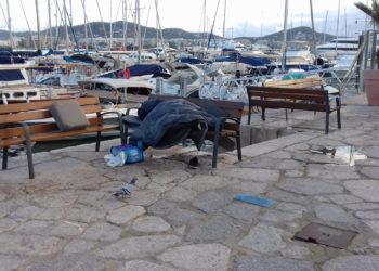 Una persona duerme en el puerto de Ibiza esta misma semana en una imagen tomada por la organización 'La voz de los que nadie quiere escuchar'