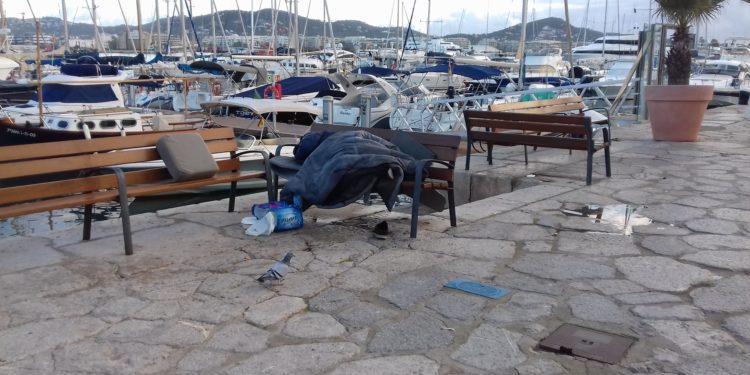 Una persona duerme en el puerto de Ibiza esta misma semana en una imagen tomada por la organización 'La voz de los que nadie quiere escuchar'