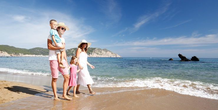 Turistas en una playa de Santa Eulària