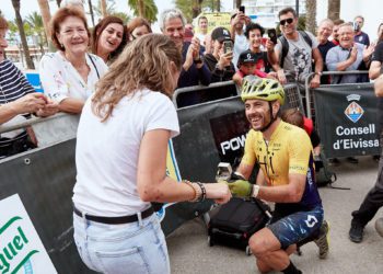 Sánchez, de lo más alto del podio al altar. Fotos: Jon Izeta