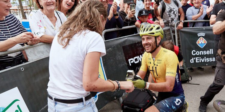 Sánchez, de lo más alto del podio al altar. Fotos: Jon Izeta