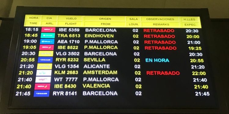 Imagen de archivo de una de las pantallas del aeropuerto de Ibiza.