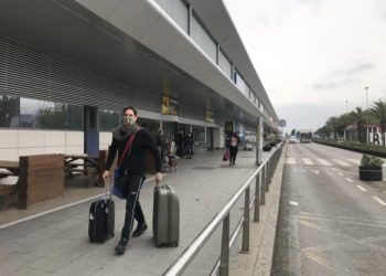 Un viajero llega al aeropuerto de Ibiza.