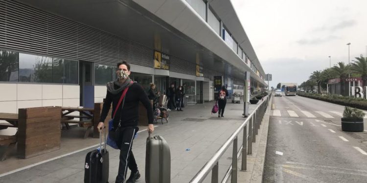 Un viajero llega al aeropuerto de Ibiza.