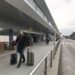 Un viajero llega al aeropuerto de Ibiza.