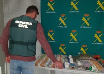 Droga y dinero incautados en Cala de Bou por la Guardia Civil.