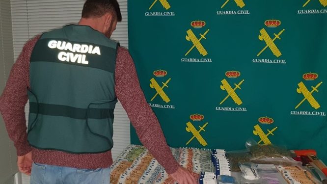 Droga y dinero incautados en Cala de Bou por la Guardia Civil.