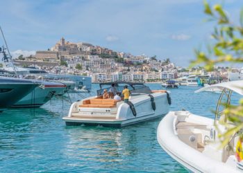 Una embarcación de chárter náutico en el puerto de Ibiza.